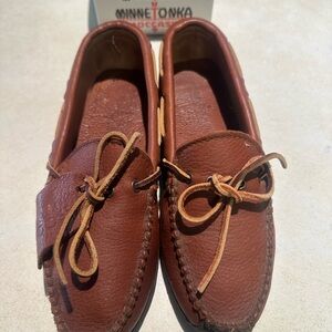 Minnetonka Genuine Moosehide Leather Carmel Moccasins - Women's Size 8